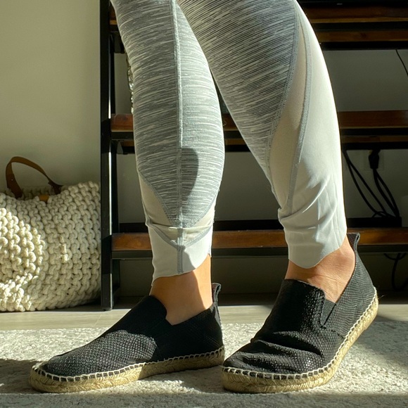 Like new, only worn once Vince black snakeskin leather espadrilles size 5 - Picture 2 of 6